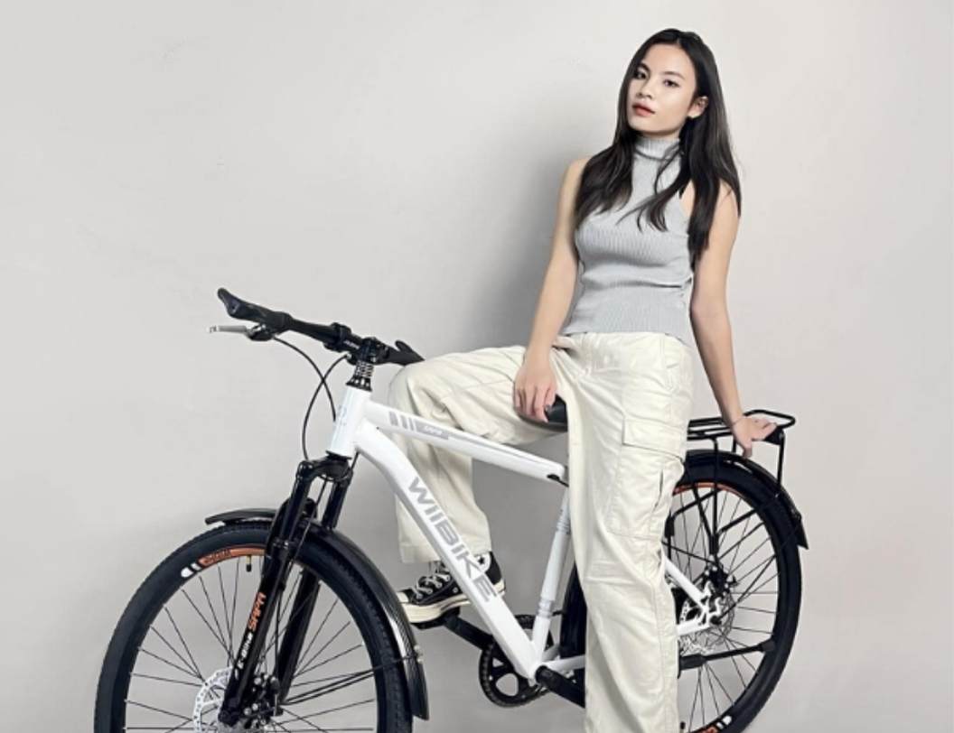 Mẹo phối đồ khi đi xe đạp trợ lực điện: Phong cách & An toàn cho nữ